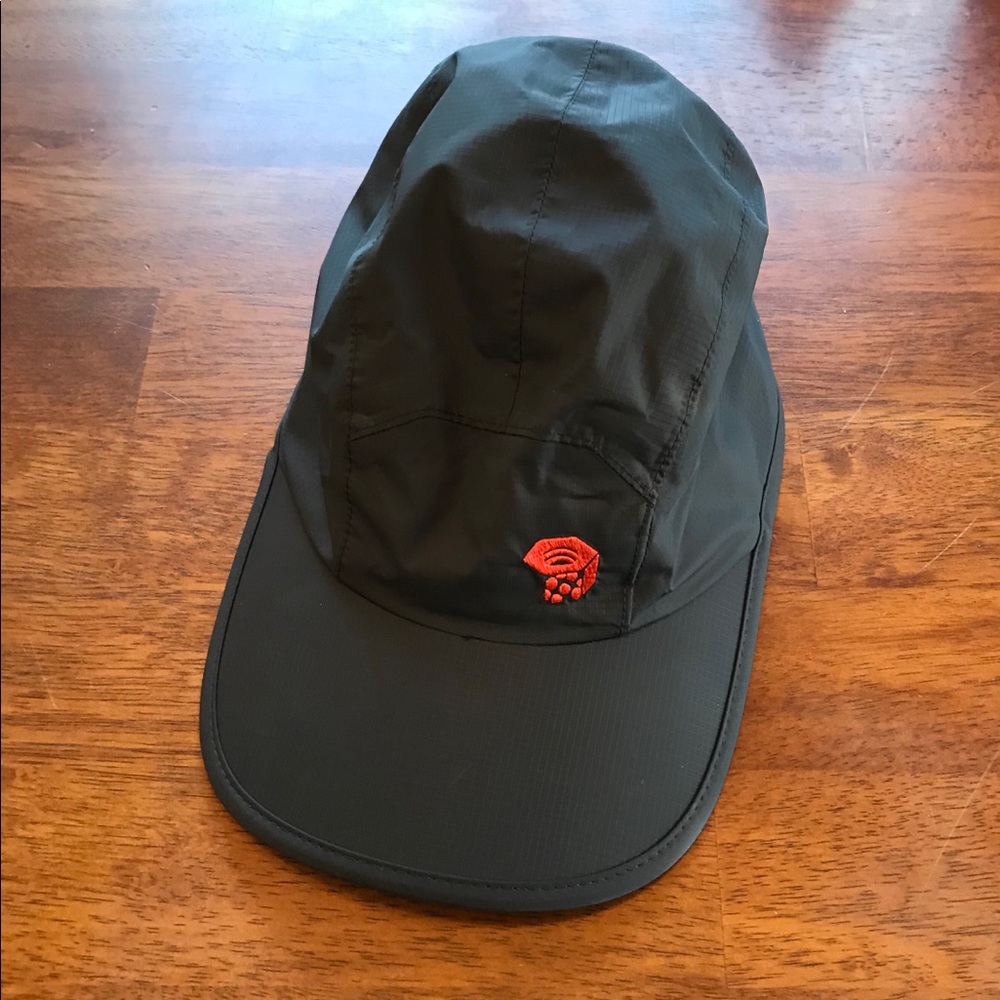 Mountain Hardware women’s running hat black